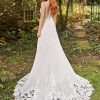Brautkleid mit langer Spitzenschleppe