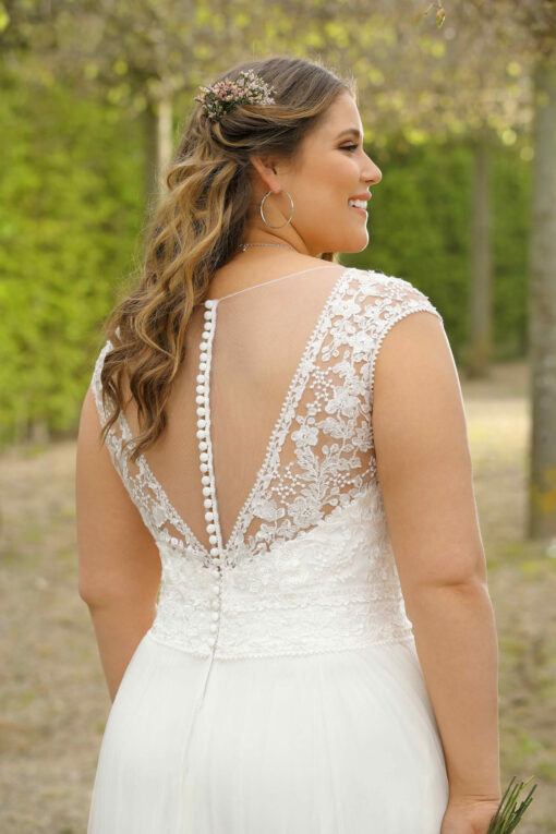 Brautkleid in großen Größen Braut von hinten