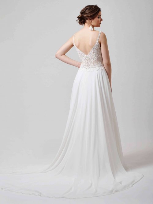 schlichtes Brautkleid mit Schleppe