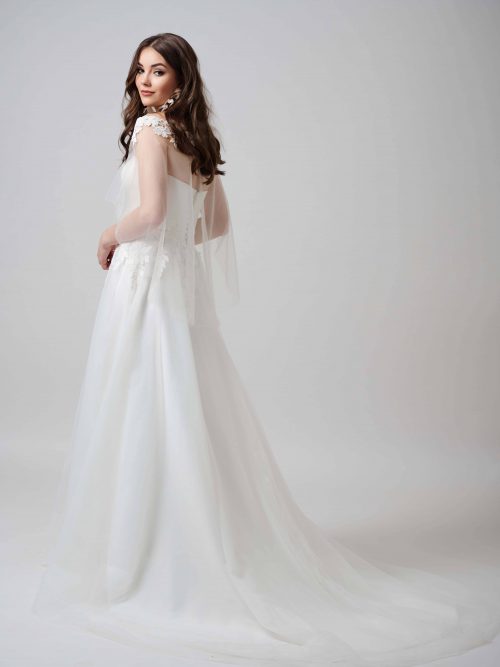 Trägerloses Brautkleid mit Cape