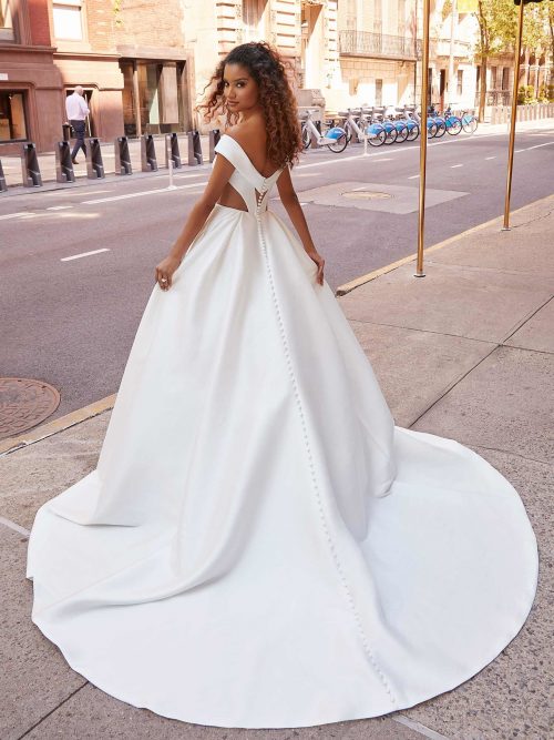 schlichtes Brautkleid hinten